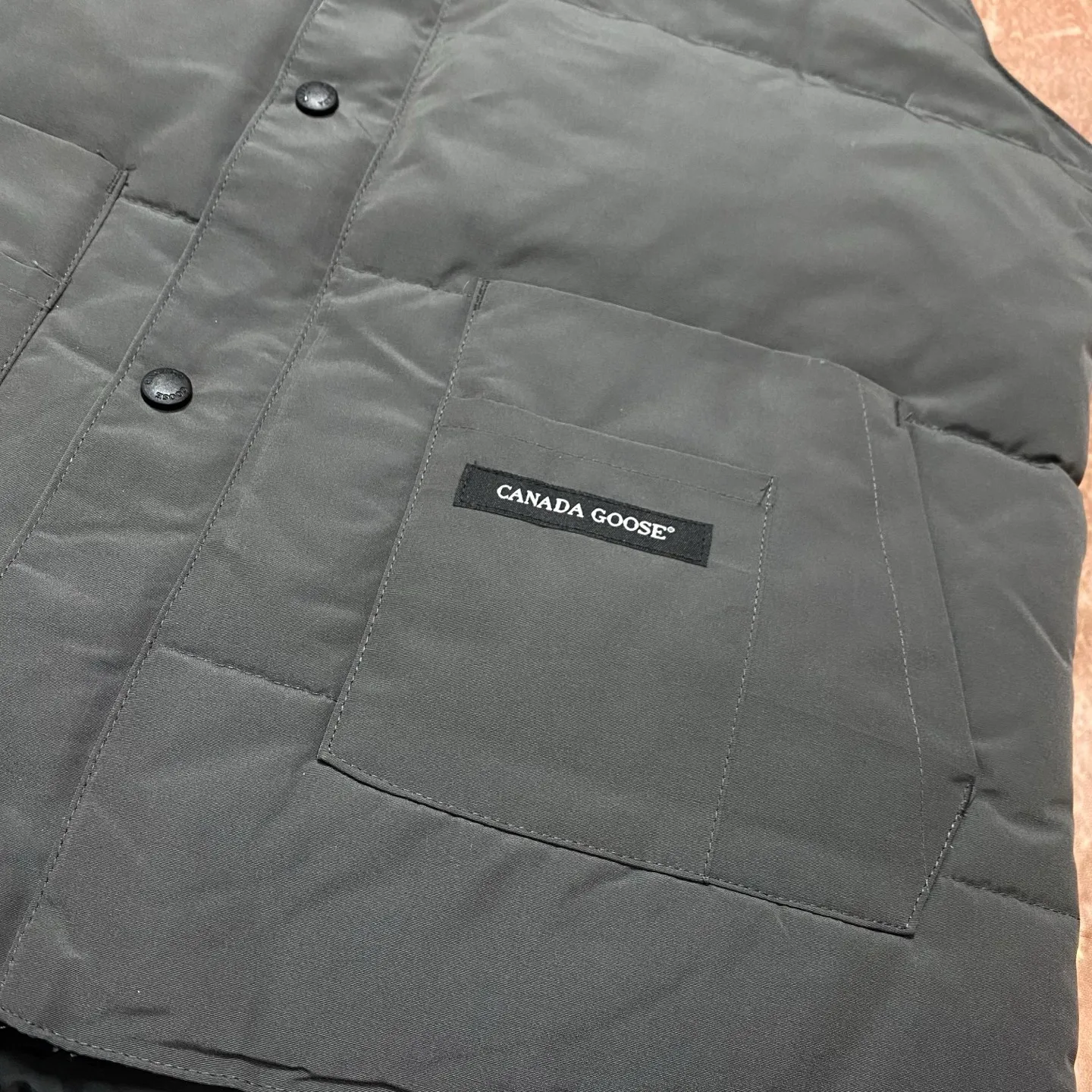 P400 Black] Canada Goose#Freestyle Canadian Crew 4154M Men’s and Women’s Vest Down# ➖ Imported Behringer embroidery machine with customized 10,000-needle embroidery logo! ➖ Imported 21-count polyester-cotton blended original fabric, using Feather-Light 10D waterproof coating fabric, made of 84.5% polyester fiber and 15.5% cotton, 100% the best feel in the entire network! ➖ The official website synchronizes the national standard 80 white duck down, and will never mislead by false claims such as 90 down or goose down! ➖ 100% nylon lon lining with double double-layer sealing design to prevent velvet from running away. Top-grade polar fleece is used in the collar and pockets to keep warm and comfortable! ➖ Yoshida YKK provides original custom-made electroplated sliders. YKK two-way lockable zippers are tight and smooth and will not peel off paint! ➖ 3M composite original Velcro is durable, and all accessories and hardware are disassembled and customized! ⛔No slander, no exaggeration, no need for too much copywriting, because it is focused, it is professional!  SIZE: M L XL XXL